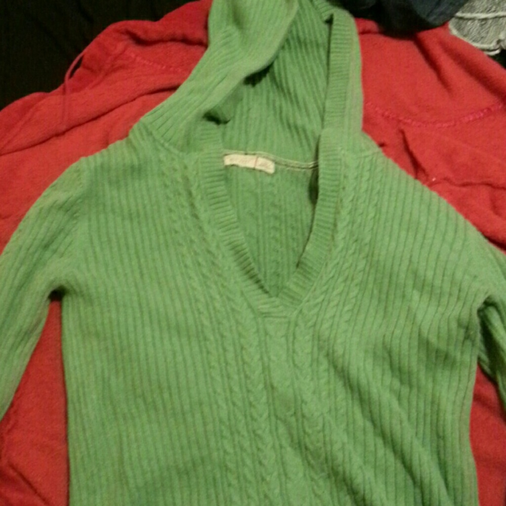 Hooded v-neck Sweater